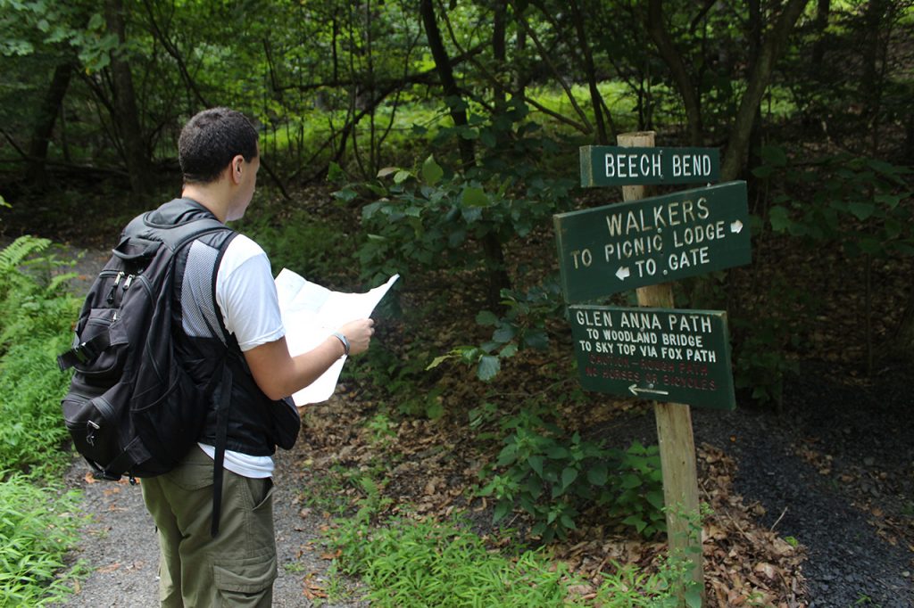 hiker-and-map